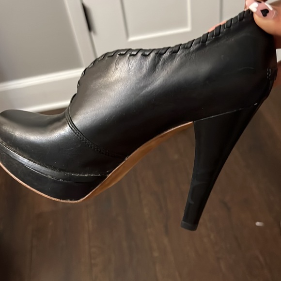 Used UGG Women's Jamison Black Leather Ankle Boot/Bootie - Picture 6 of 6